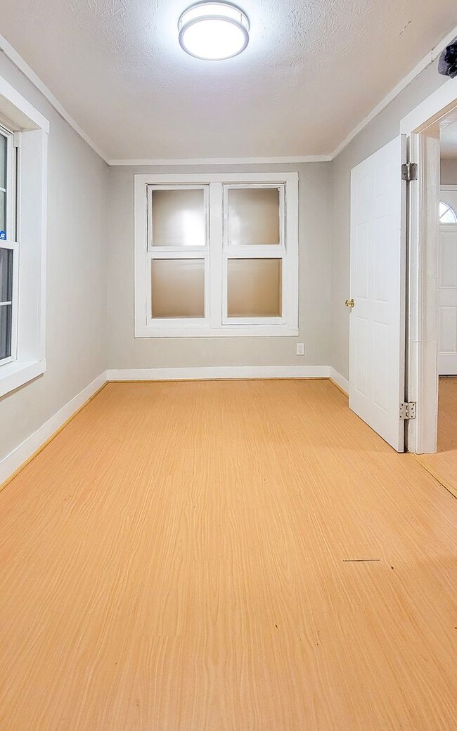 Building Photo - 2 BDRM 1 BATH