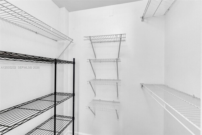 Building Photo - 8000 N Nob Hill Rd