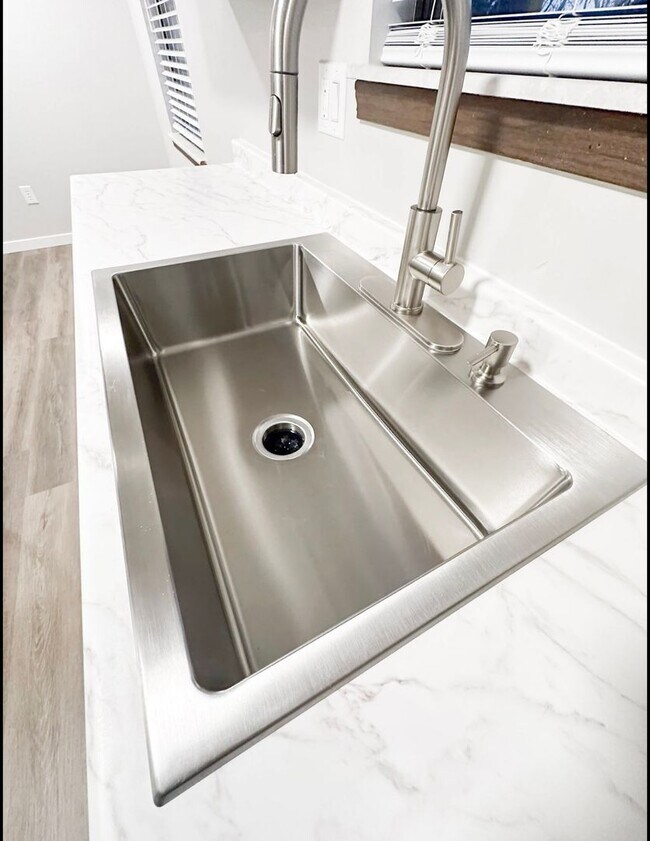 Building Photo - 2008 Juniper Dr