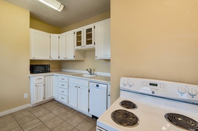 Building Photo - Charming Midtown 1-Bedroom Apartment with ...