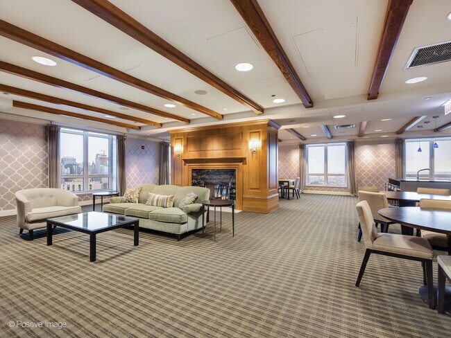 Building Photo - 10 E Delaware Pl