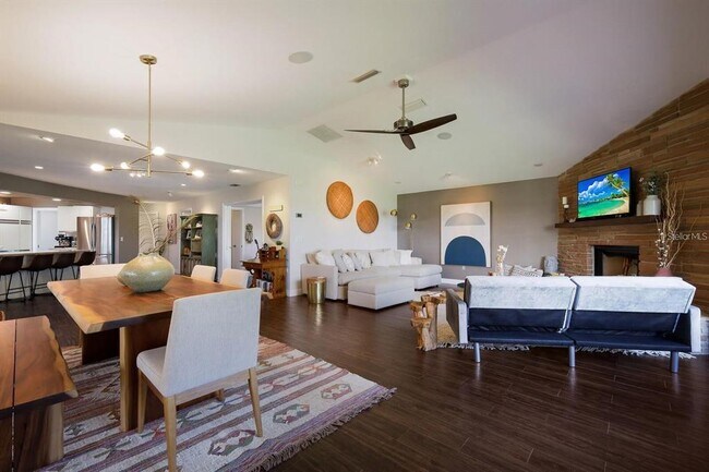 Building Photo - 3705 Torrey Pines Blvd