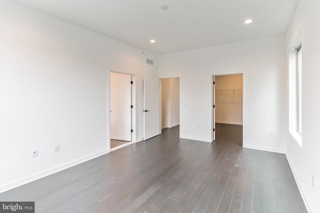 Building Photo - 3111 Parkview Walk