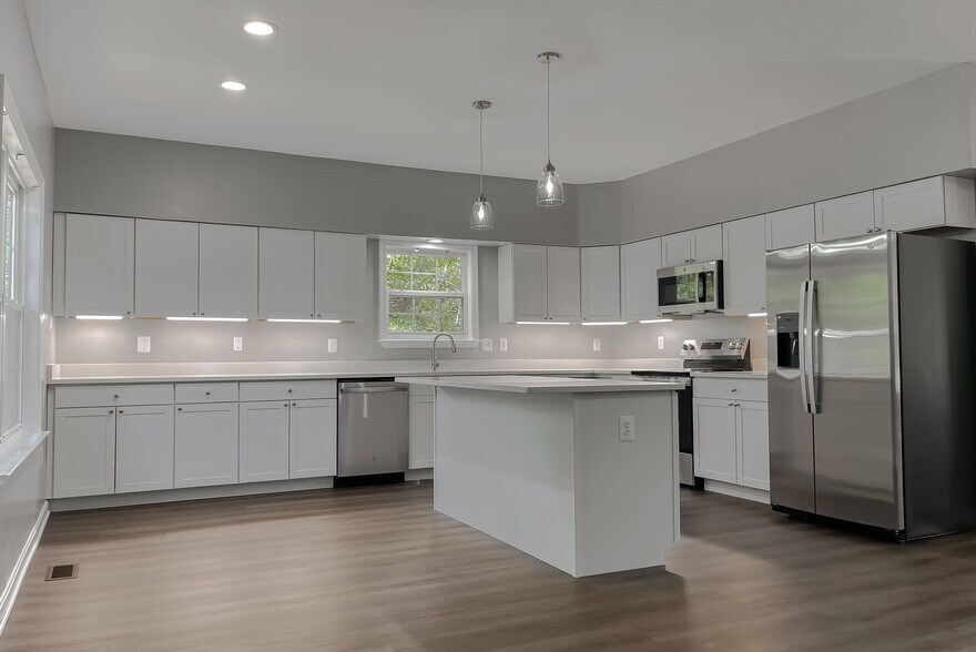 Newly renovated kitchen - 3815 Catesby Oak Ct