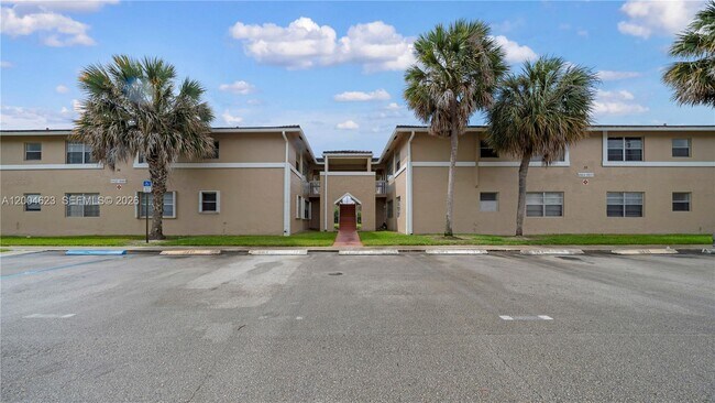 Building Photo - 9964 Twin Lakes Dr