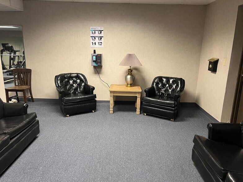 Building Photo - 2025 E Greenwich Ave