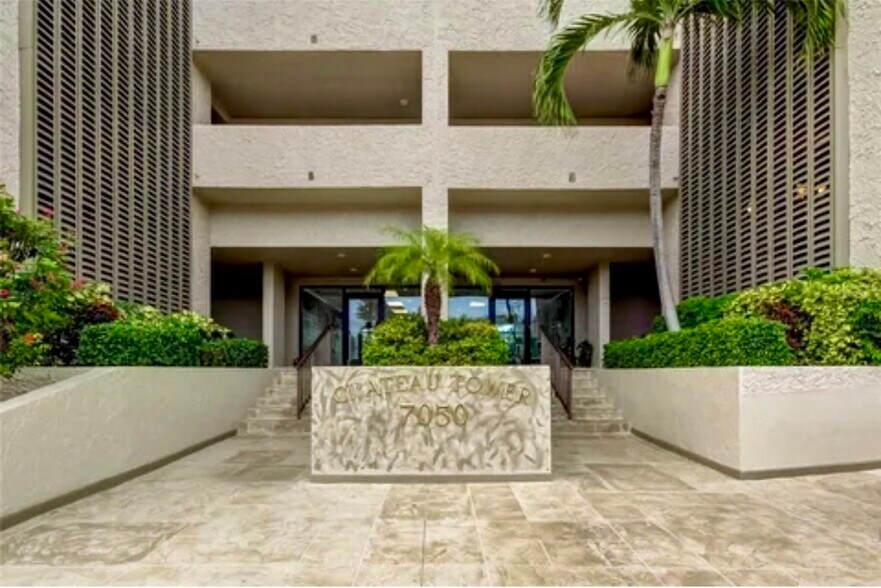 Building Photo - 7050 Sunset Dr S
