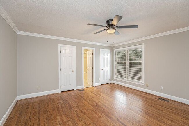 Building Photo - NW Large Updated Home! LR, DR, Den, FP, Ha...