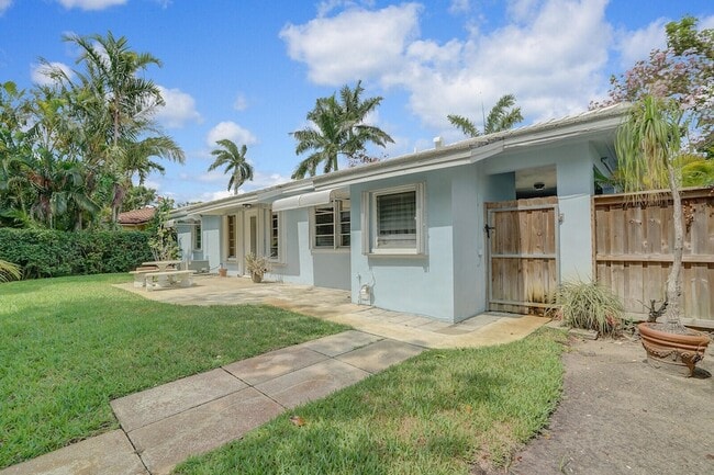 Building Photo - 3410 Poinsettia Ave