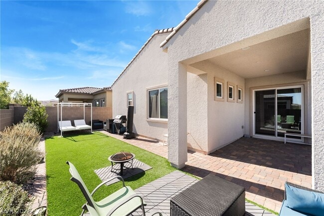 Building Photo - 110 Ibiza Lk Dr