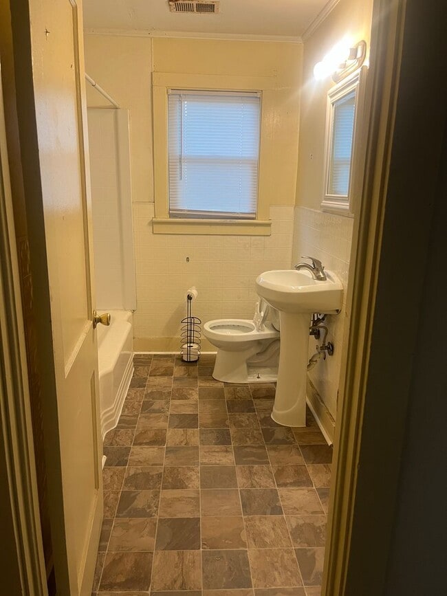 Building Photo - 2 Bed, 1 Bath House
