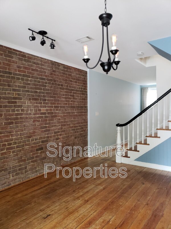 Building Photo - 303 W Clay St