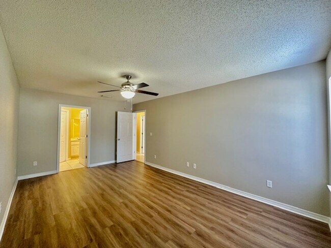 Building Photo - 2 bedroom/2 bathroom/2 car garage town home for rent in Mary Esther, East of Hurlburt AFB!