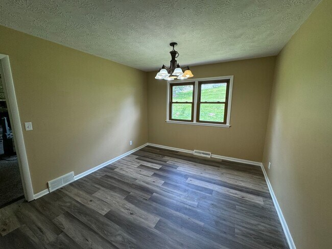 Building Photo - Spacious Rock Island Home with Family Room and Garage!