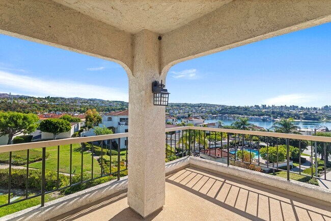 Building Photo - Stunning 2 bedroom *LAKE VIEW* condo for r...