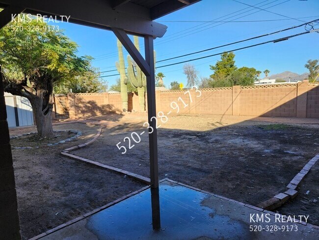 Building Photo - 2565 N Fair Oaks Ave