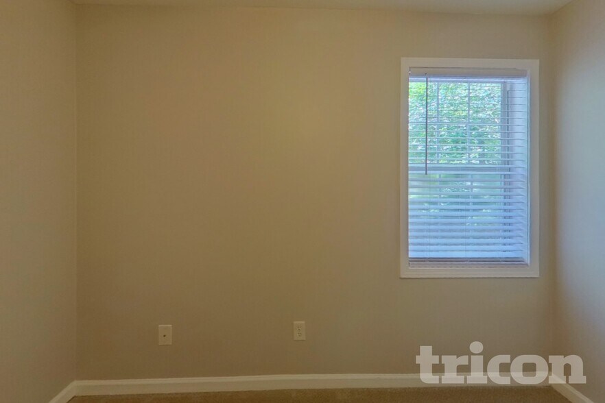 Building Photo - 12264 Crestwood Ct