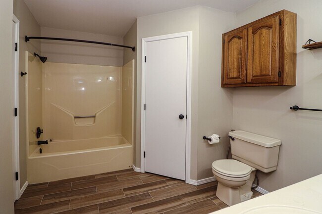 Building Photo - 4 bedroom, 2 1/2 bath, 2 car garage located in the quiet Summit View subdivision.
