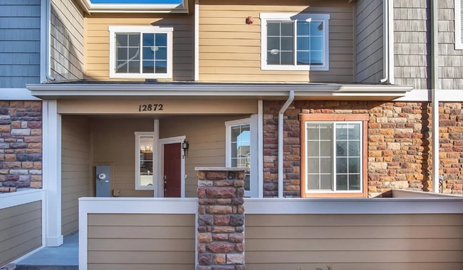 Building Photo - Lovely 2 bedroom, 3 bathroom townhome! Poo...