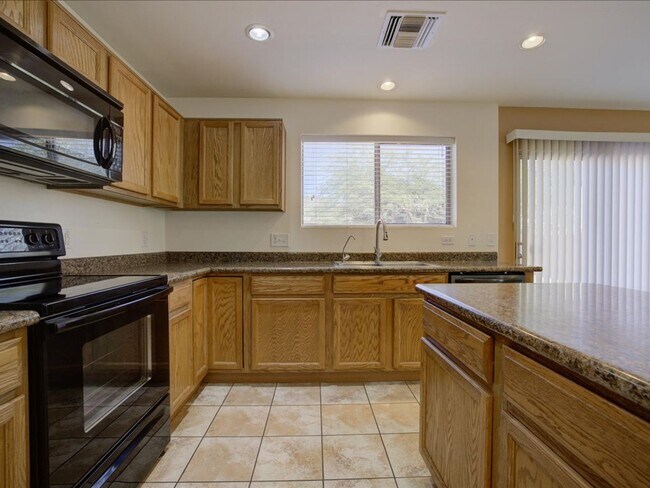 Building Photo - 3 Bedroom 2.5 Bathroom