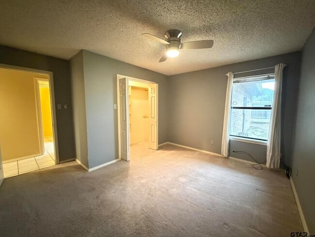 Building Photo - 2304 Deanna Ave