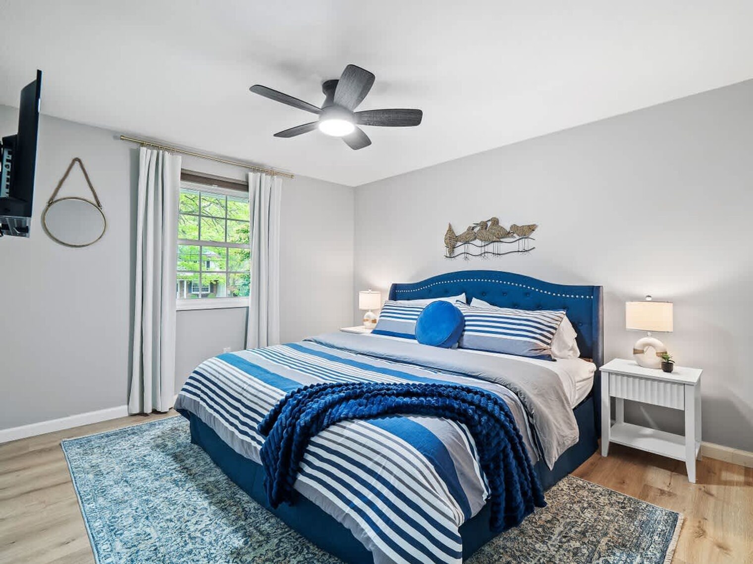 Building Photo - 5012 Hollyview Dr