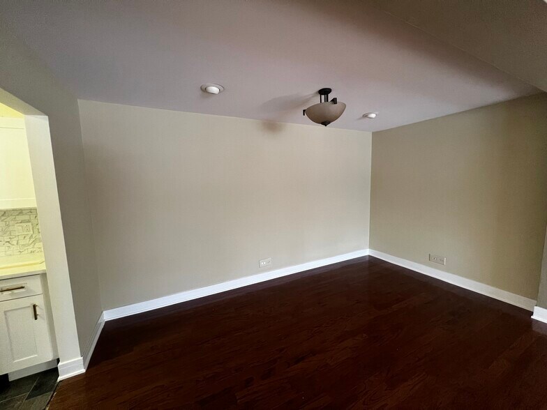 Building Photo - 2500 Windsor Mall