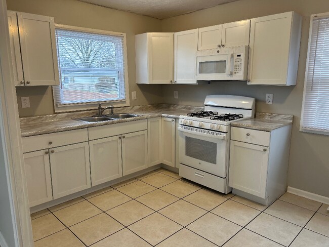 Building Photo - 1422 W 35th St