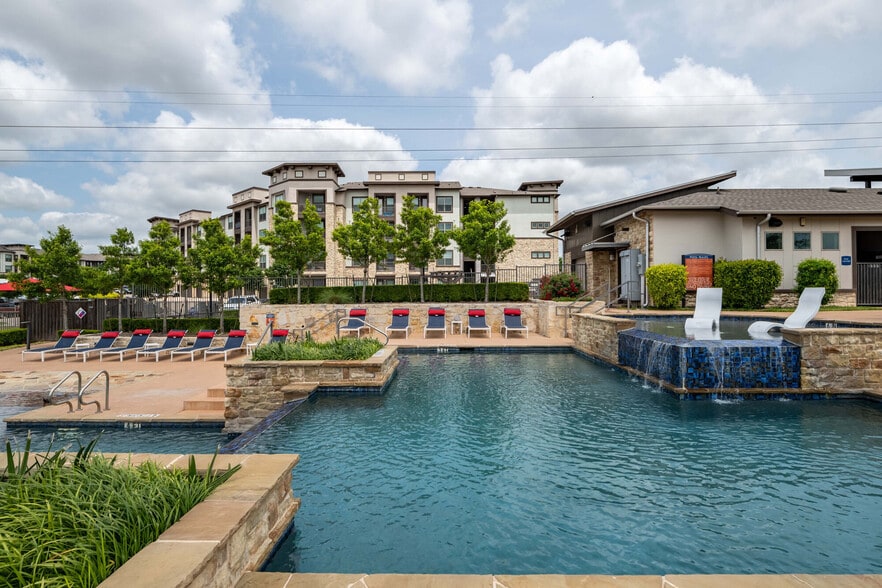 Primary Photo - Villas on the Hill