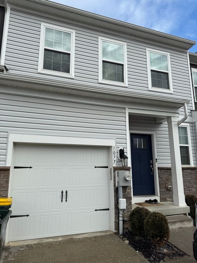 Building Photo - LARGE THREE BEDROOM TOWNHOME in PARKLAND SCHOOLS