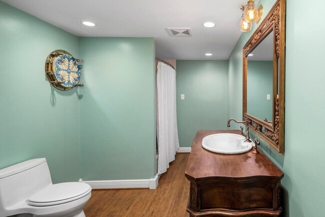 Building Photo - 1651 Cortlandt St