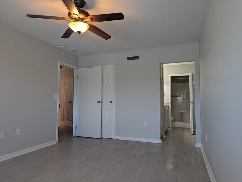 Main bedroom and en suite - 200 Sanders Ferry Rd