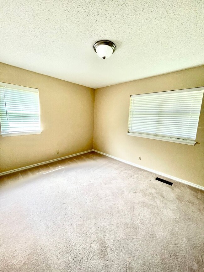 Building Photo - Charming Rental in Broken Arrow 3BD 2BA 2 Car Grg