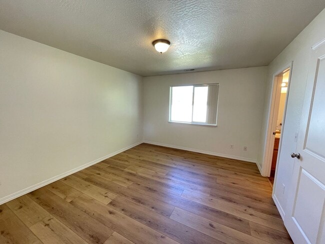 Building Photo - Clean 3 Bed 2 Bath in the Landings