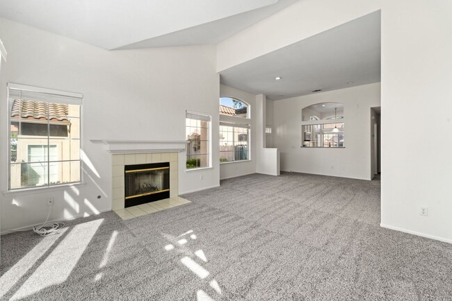 Building Photo - Charming 2 Bed | 2 Bath Single-Story Home with Golf Course Views!