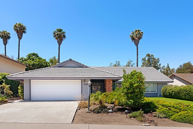 Building Photo - Beautiful & Large Home in Quiet Gatewood Hills - Private Backyard - 2-Car Garage