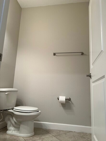 Building Photo - 923 Terra Vista St