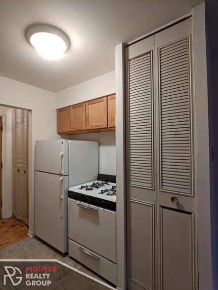 Building Photo - 510 W Briar Pl