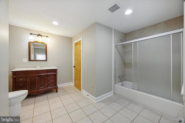 Building Photo - 606 Vernon St