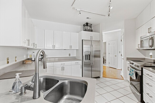 Building Photo - 100 Harborview Dr
