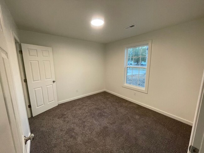 Building Photo - 1700 Norwood Dr N