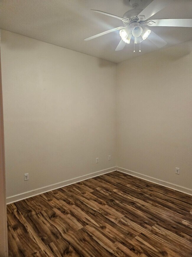 Building Photo - Stunning Executive Custom Built Home with Elite Appliances