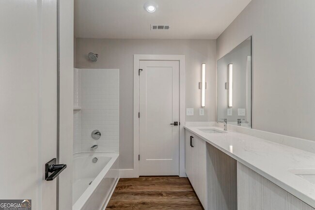 Building Photo - 109 Chateau Dr SE