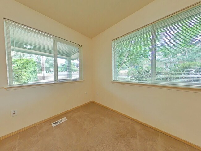 Building Photo - 3 Bedroom House ~ Close to 9th Street ~ Pe...