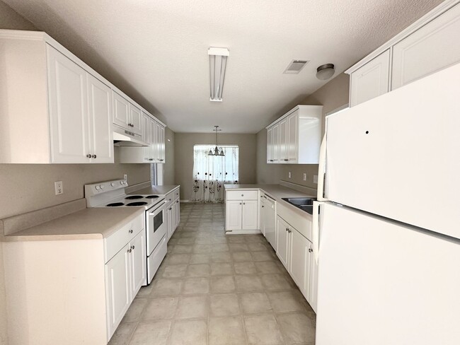 Building Photo - 4303 Pineview Ln