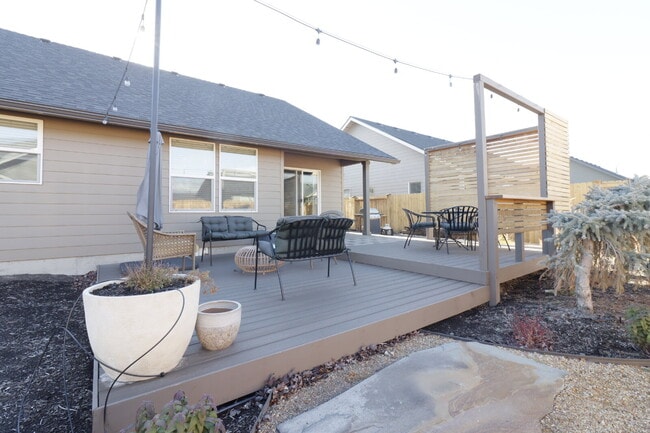 Building Photo - Be the first one to RENT this home! 3 bedrooms, 2 bathrooms, SINGLE LEVEL home with beautiful Lan...