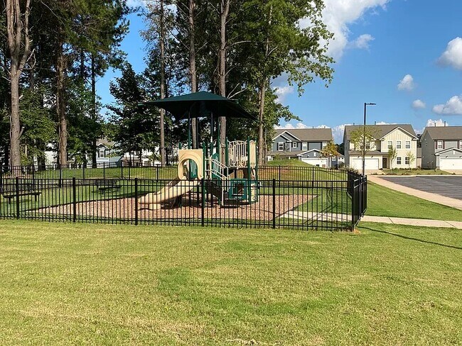 Building Photo - 588 Glen Clova Dr