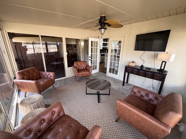 Building Photo - 828 N Maple St