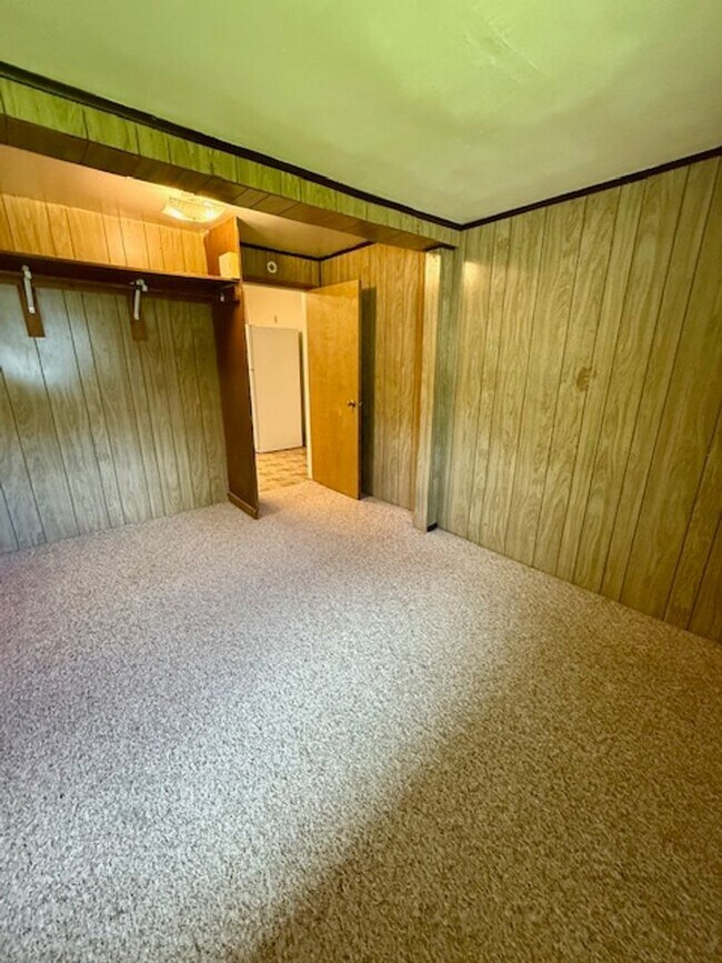 Building Photo - 3 Bedroom, 1 Bath Apartment for Rent - Clo...