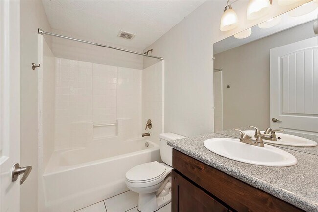 Building Photo - Exceptional 2 Bedroom, 2 Bathroom Apartmen...